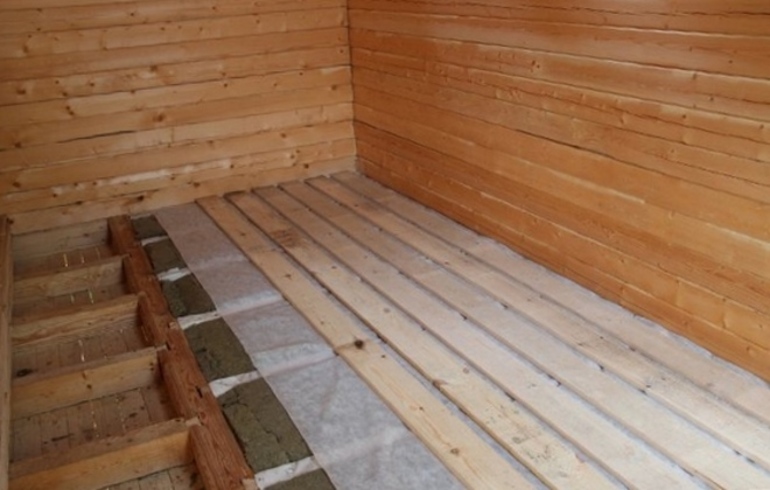Comment isoler un sol dans une maison en bois