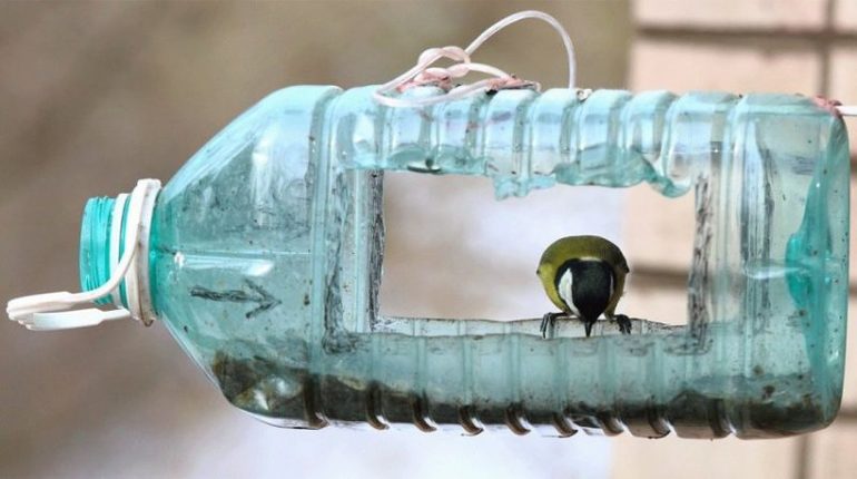Alimentator cu sticle din plastic pentru păsări
