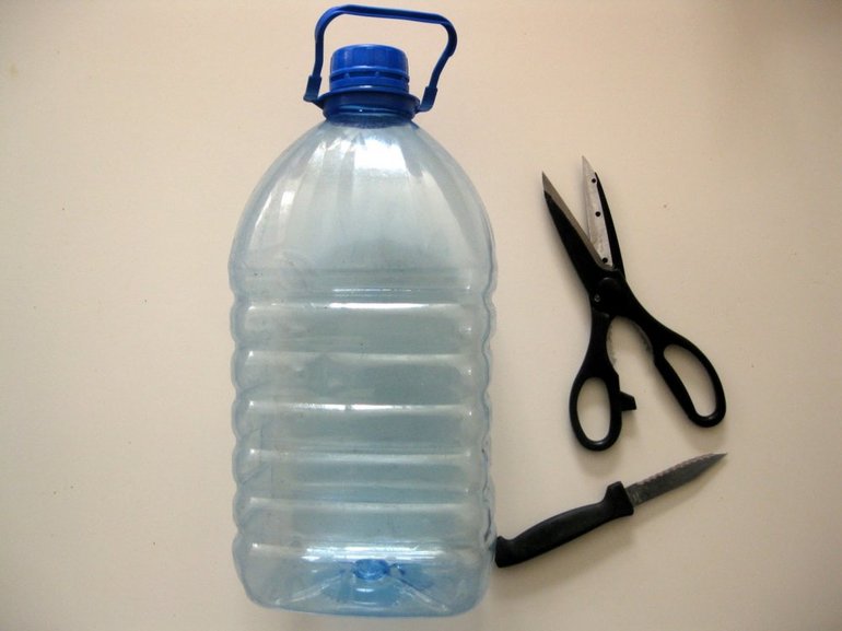 Sådan fremstilles et fodertrug fra en fem liters flaske