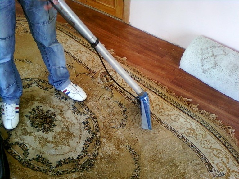 Kaip išvalyti kilimą nuo įvairių teršalų