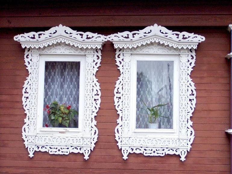 Platbands per finestre in una casa di legno