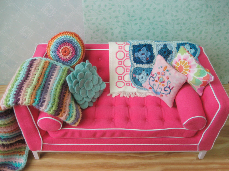 Canapea DIY cu articole tricotate pentru păpuși