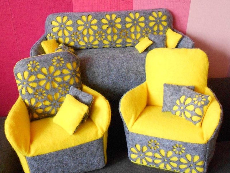 Sokankan sofa kuning untuk anak patung