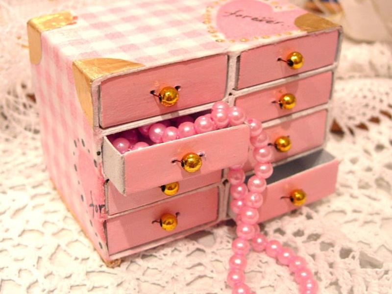 Do-it-yourself pink dresser for dolls