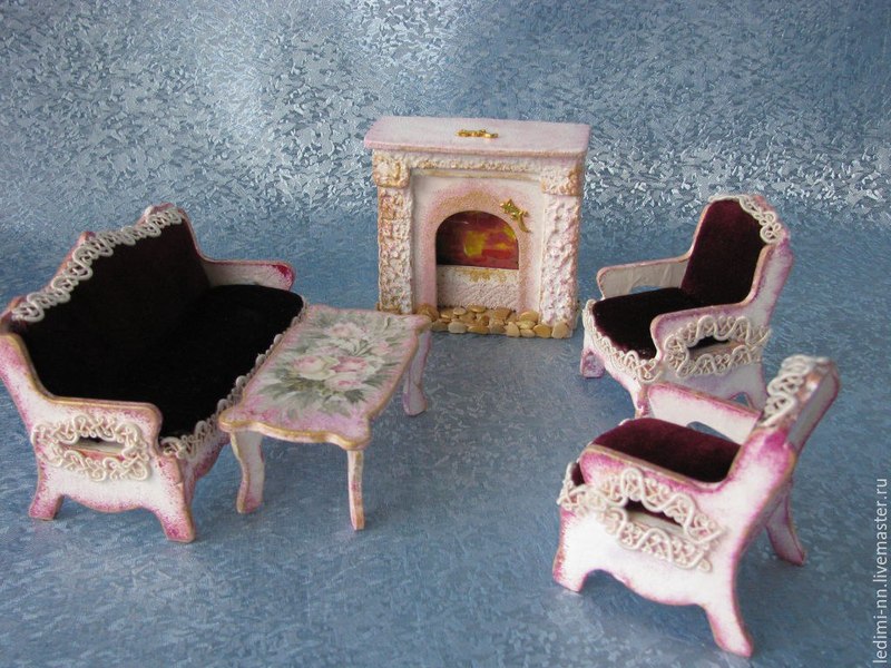 Vyřezávaný nábytek pro panenky