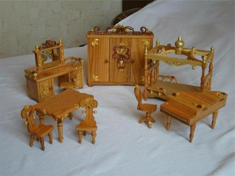 Drevený nábytok pre bábiky pre domácich majstrov