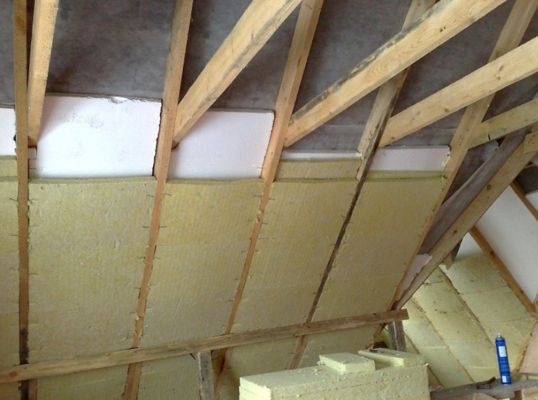 Как да изолирате покрива на тавана отвътре