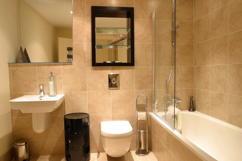 Reka bentuk tab mandi kecil digabungkan dengan tandas