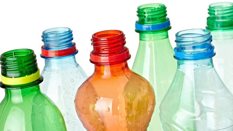 زجاجات متعددة الألوان