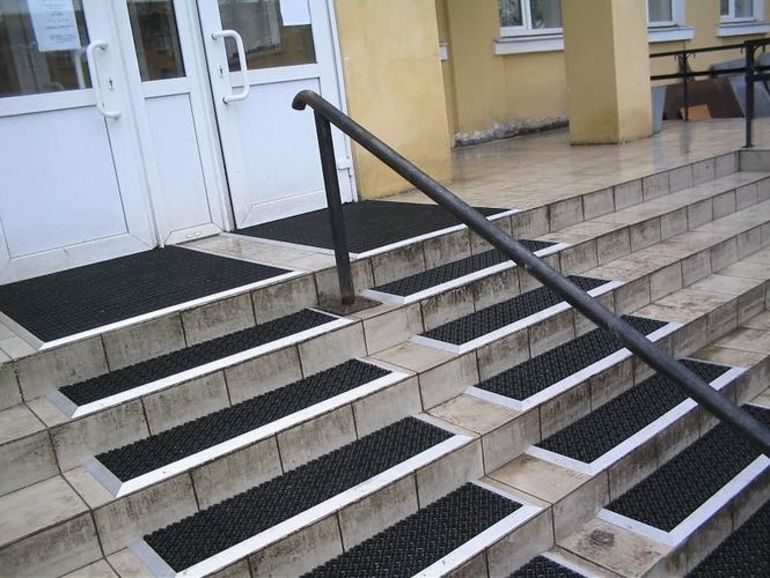 Hur man installerar antislipbeläggningar på trappan