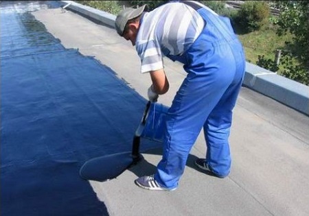 Application de mastic sur la surface du toit