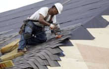 L'homme répare un toit souple