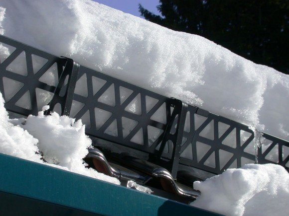 Trelinizuota sniego gaudyklė sulaiko sniegą ant stogo