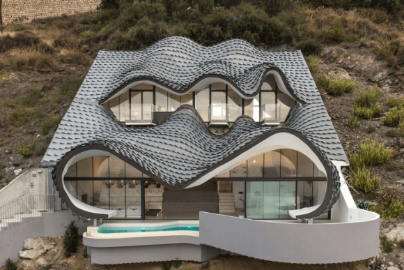Huis met een ongewoon dak