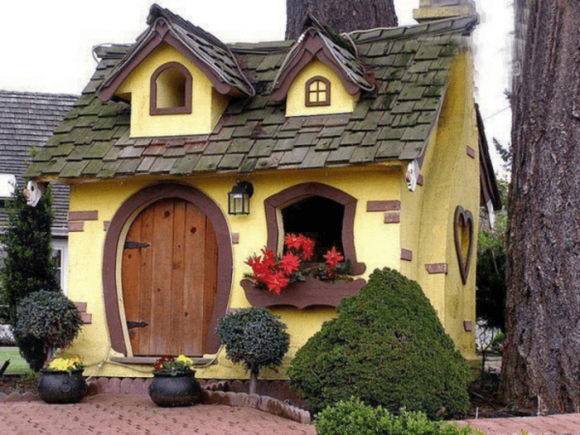 Maison de conte de fées avec un toit inhabituel