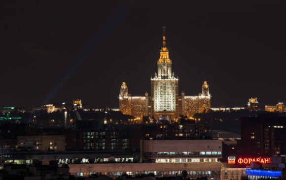 Uitzicht vanaf het observatiedek de klokken van de kathedraal van Christus de Verlosser in Moskou