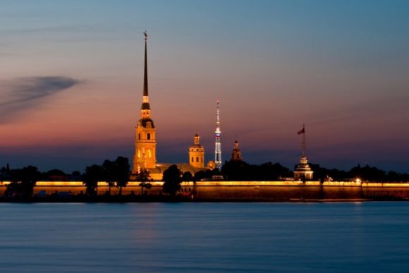 Uitzicht op de Peter en Paul kathedraal in St. Petersburg