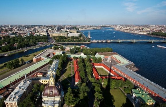 Uitzicht vanaf het observatiedek van de Peter en Paul kathedraal in St. Petersburg