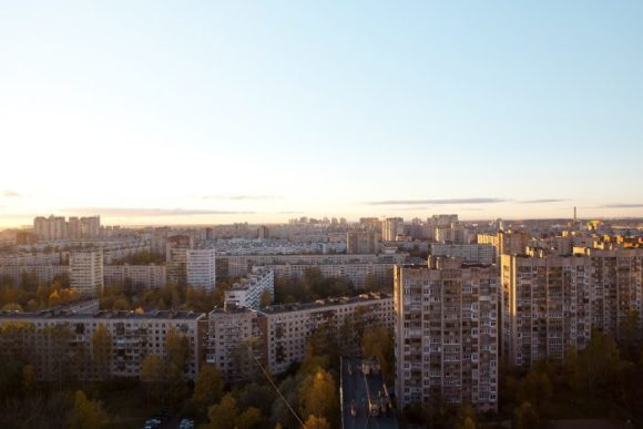 Vue depuis le toit de l'écran LCD de London Park à Saint-Pétersbourg