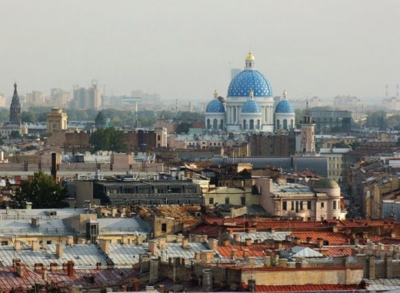 Vue depuis la terrasse d'observation de la cathédrale Saint-Isaac à Saint-Pétersbourg