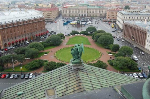 Uitzicht vanaf het observatiedek van de kathedraal van St. Isaac in St. Petersburg