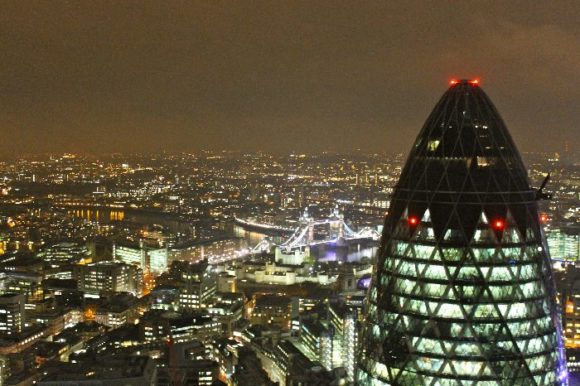 Uitzicht op Londen 's nachts vanaf het dak van Heron Tower