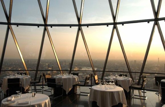 Restaurant met een observatiedek in het Mary Axe-gebouw, Londen