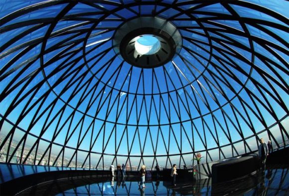Pont d'observation avec un dôme de verre à Mary Axe, Londres