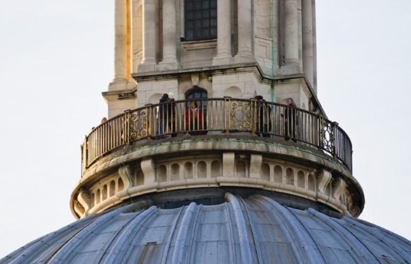 Tầng quan sát trên sân thượng Nhà thờ Pauls ở London