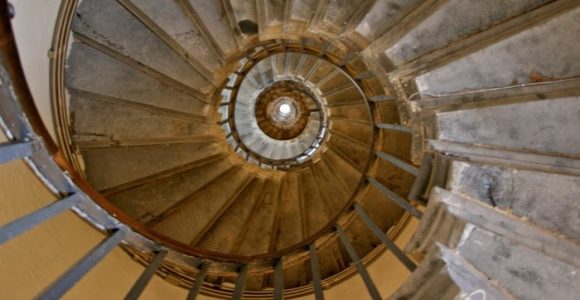 Escalier en colimaçon à l'intérieur du Monument Stela, Londres