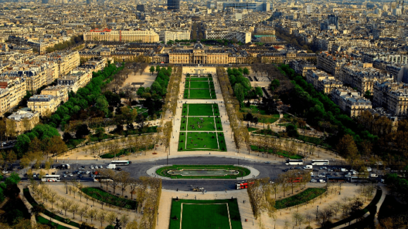 Uitzicht vanaf de Eiffeltoren in Parijs