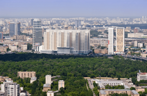 Uitzicht vanaf het observatiedek op de Empire Tower in Moskou