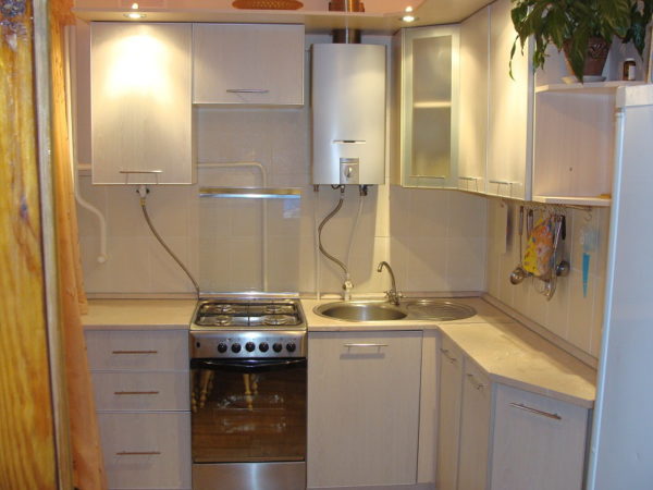 Virtuvės dizainas Chruščiovoje su geizeriu ir šaldytuvu