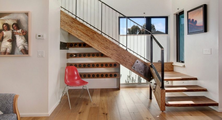 escalier en bois au deuxième étage