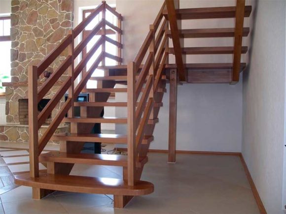 Holztreppe in den zweiten Stock