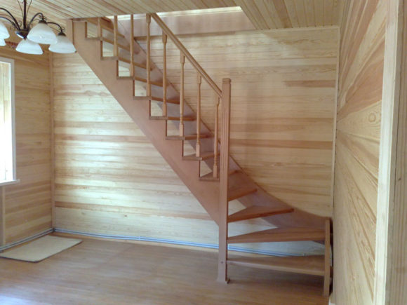 ξύλινη σκάλα στον δεύτερο όροφο