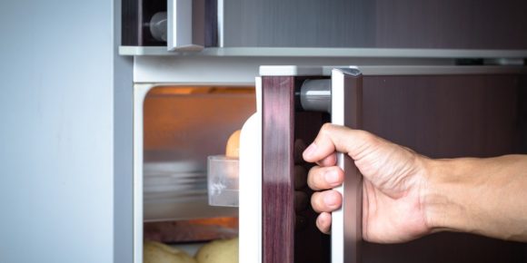 kjøleskapet lukkes ikke tett
