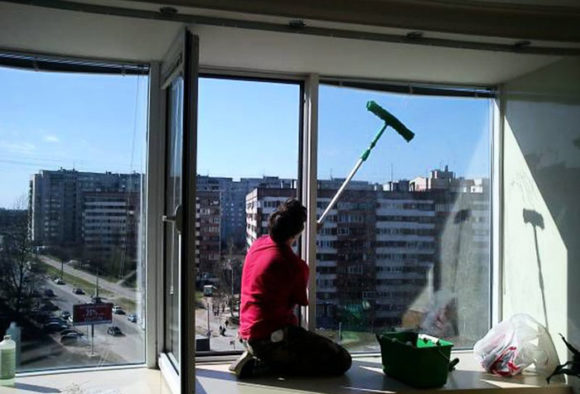 hur man tvättar fönstren utanför