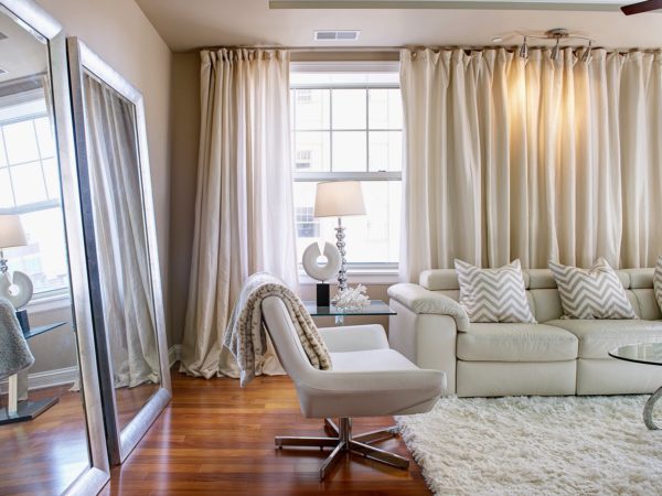 Selección de cortinas en la sala de estar por el color del papel tapiz y los muebles.