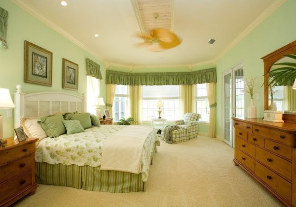 غرفة نوم باللون الأخضر