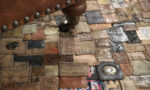 Décoration d'intérieur faite de vieux objets en cuir